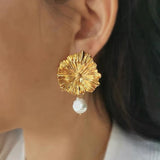 Rafaga Gold Earrings with a pearl