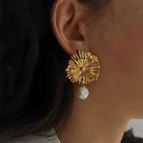 Rafaga Gold Earrings with a pearl