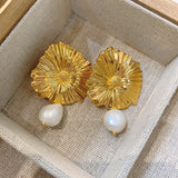 Rafaga Gold Earrings with a pearl