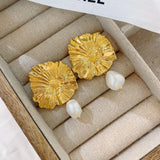 Rafaga Gold Earrings with a pearl